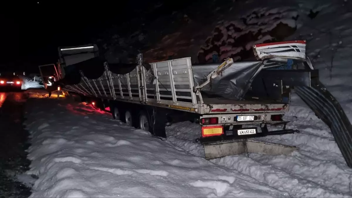 Çorum’da Kamyonet Devrildi: 3 Yaralı