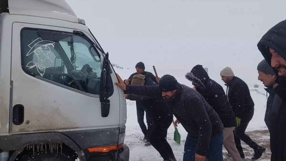 Şarkışla’da 14 Araç Mahsur Kaldı