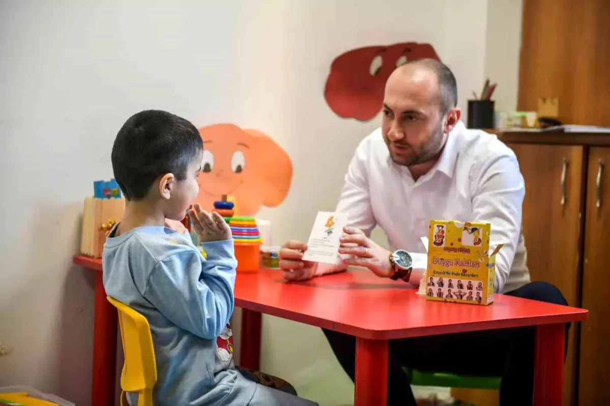 Kekemelik Problemini Oyun Terapisi ile Aşan Minik Talat’ın Başarısı