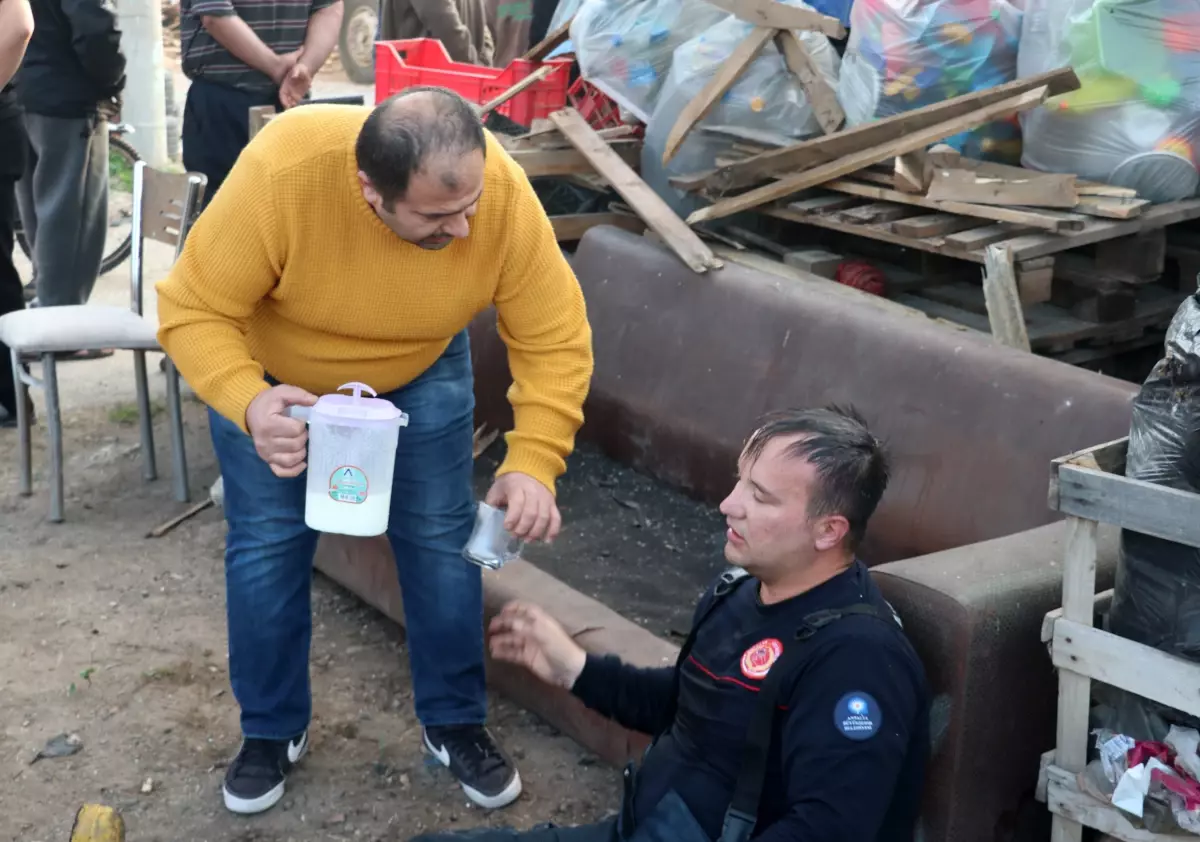 Antalya’da İtfaiye Eri Yangında Yaralandı