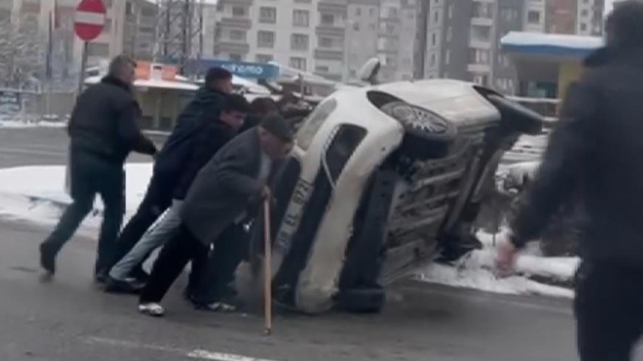 Devrilen otomobili içindekilerle birlikte düzelttiler
