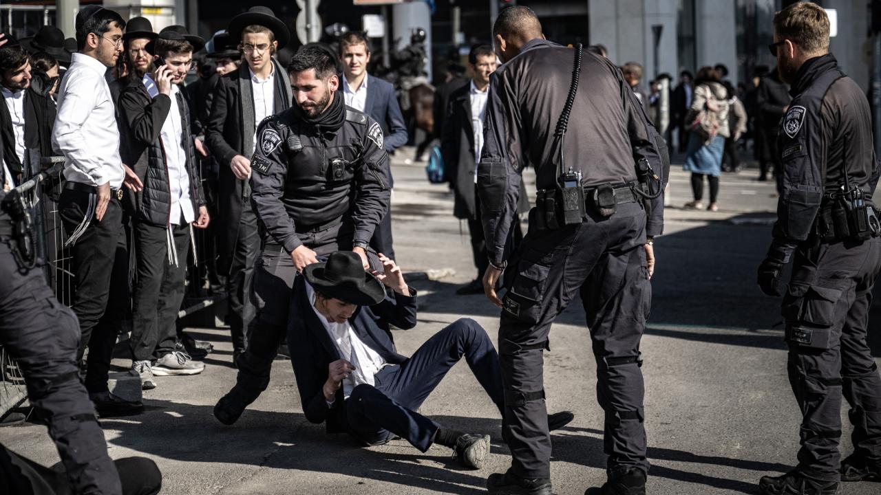 İsrail’deki Ultra Ortodoks Yahudiler, zorunlu askerlik karşıtı gösteri düzenledi