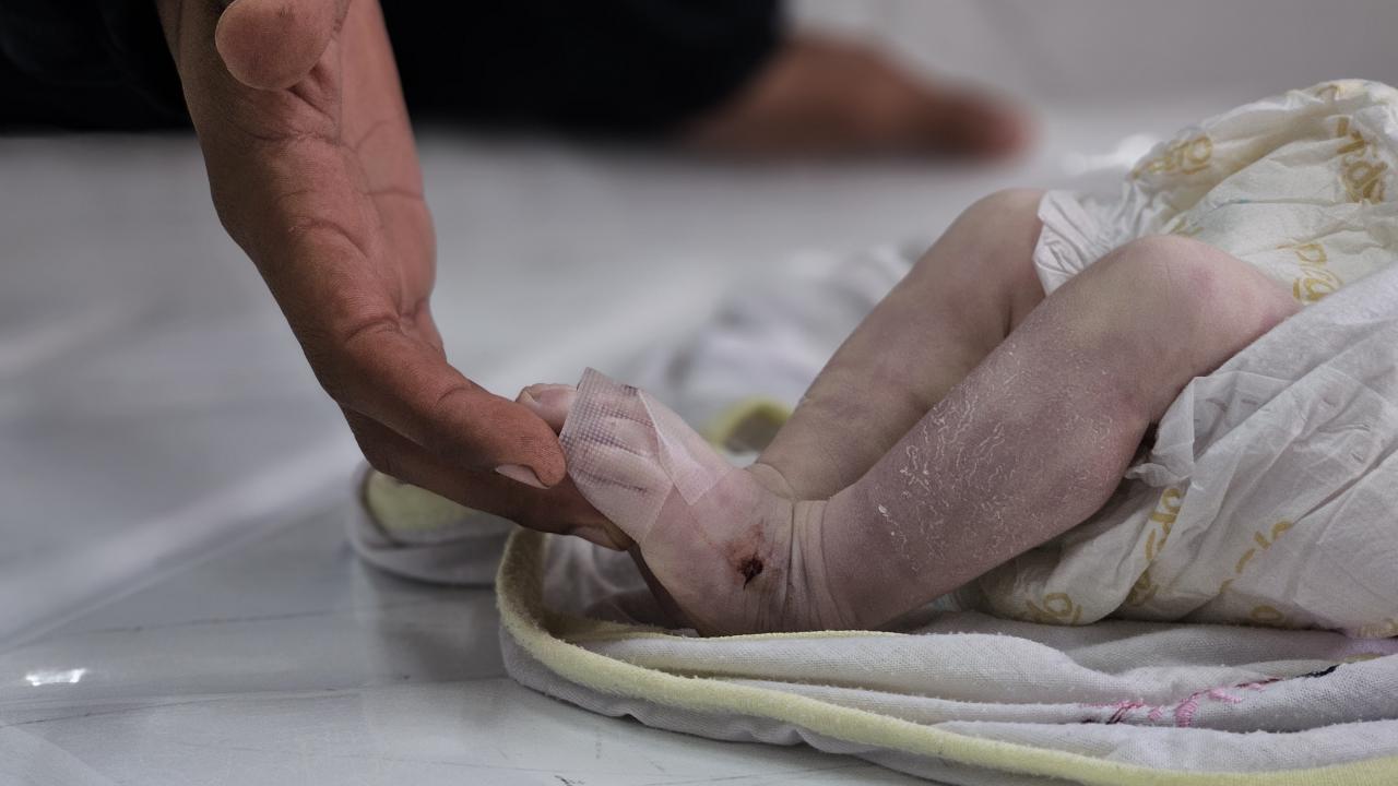 Katil İsrail’in yardım girişini kısıtladığı Gazze’de 6 bebek şiddetli soğuk nedeniyle öldü
