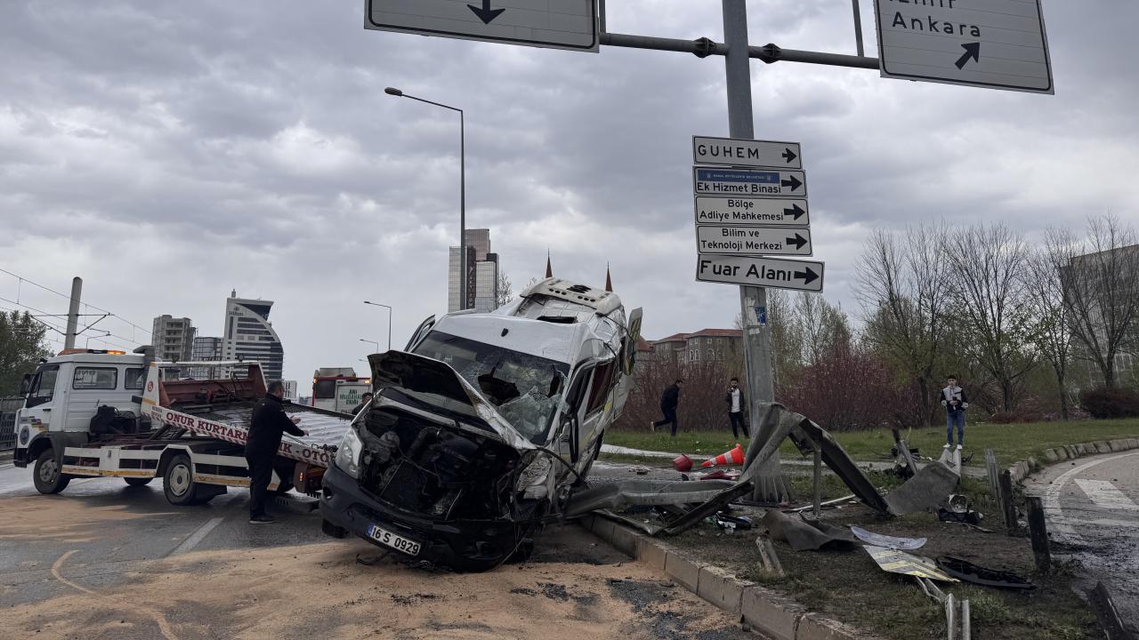 Kontrolden çıkan servis refüje girdi: 1 bebek öldü, 5 kişi yaralandı